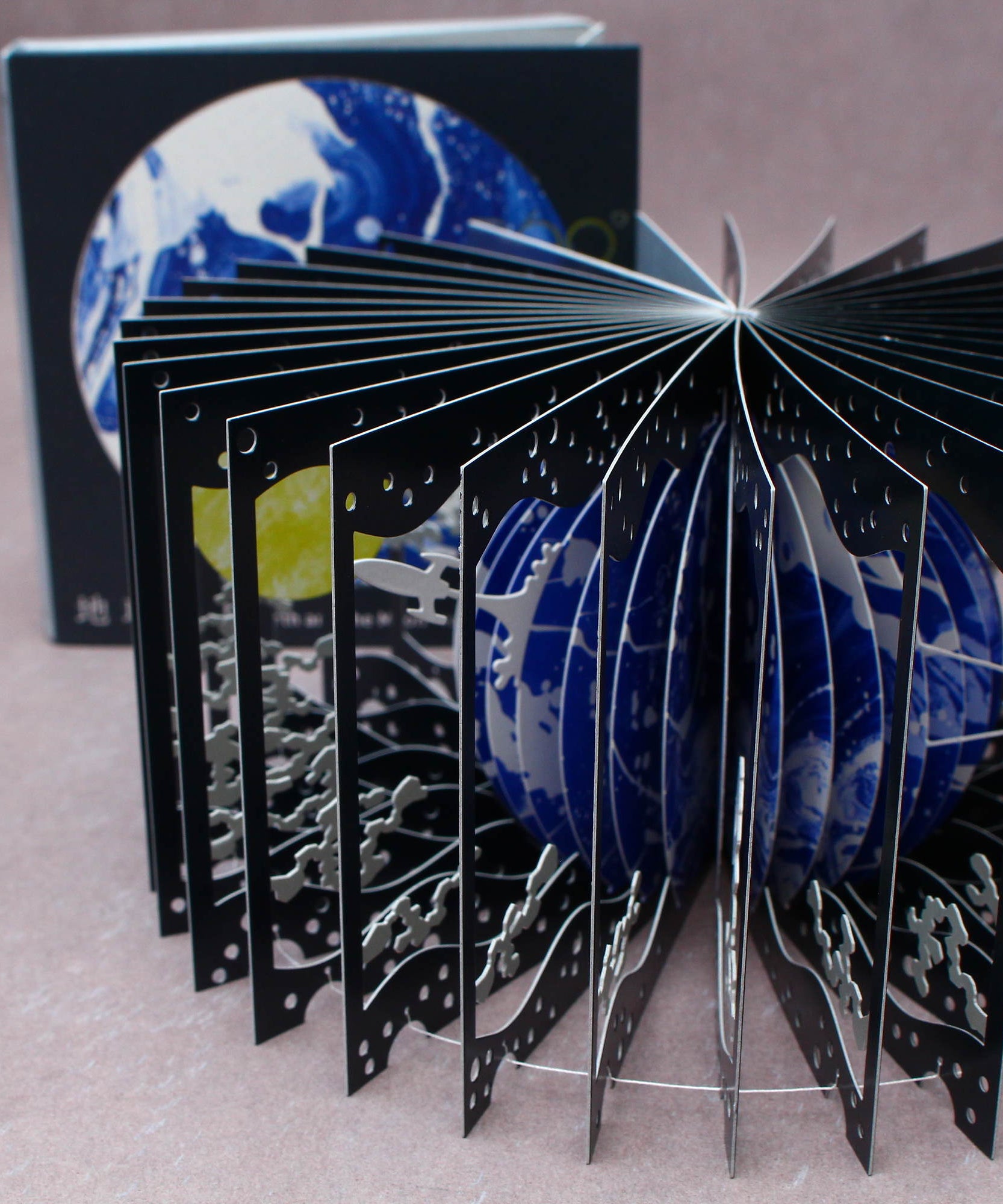 360° Degree BOOK - Earth and the Moon